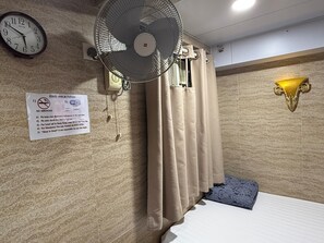 Habitación individual, para no fumadores | Caja de seguridad en la habitación y insonorización 