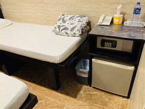 Twin Room, Non Smoking | Mini-refrigerator - Sleep Inn (Kowloon)