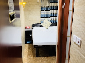 Double Room, Non Smoking | In-room safe, soundproofing, iron/ironing board, free WiFi