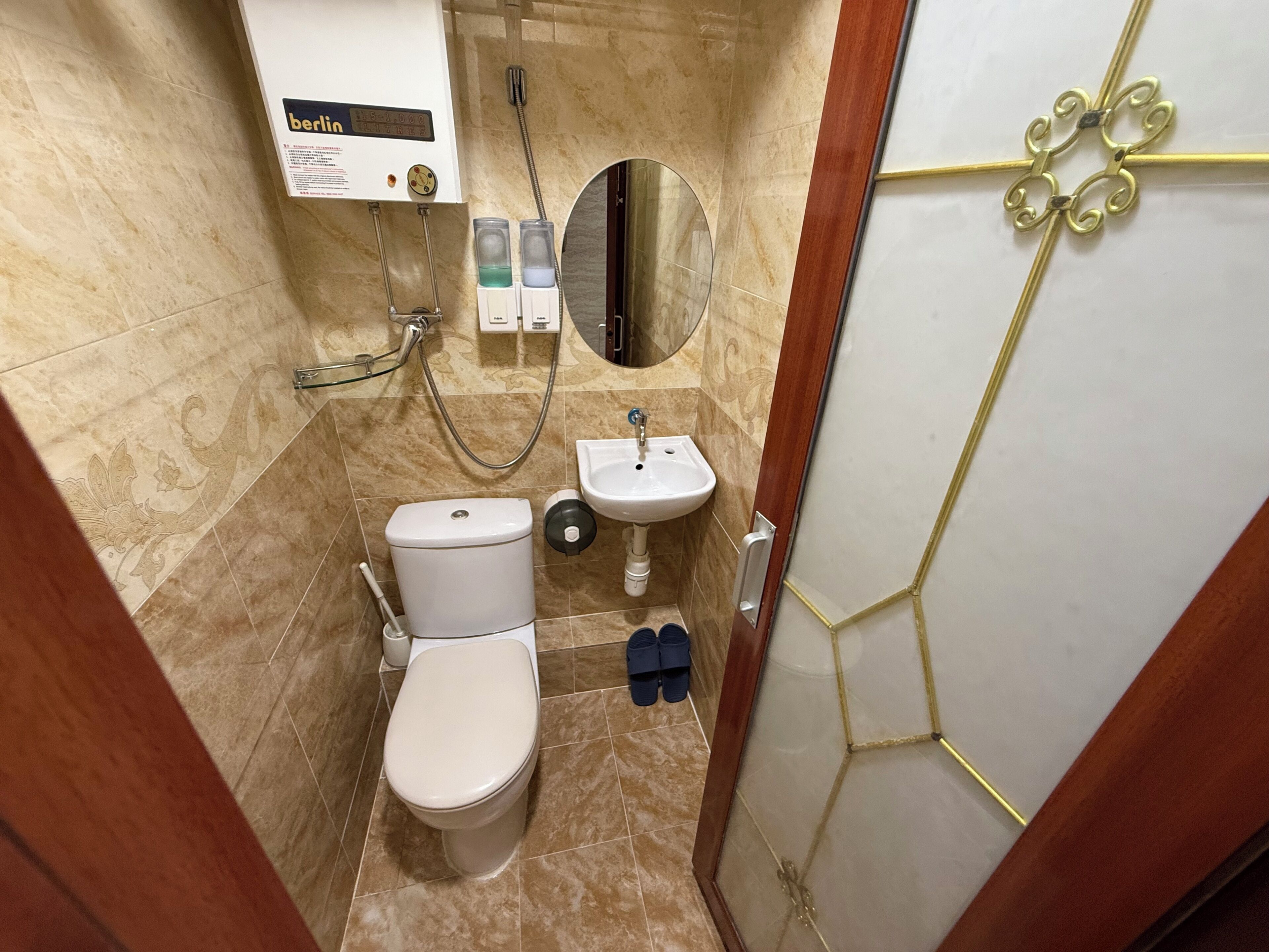 Chambre Familiale, non-fumeurs | Salle de bain | Douche, articles de toilette gratuits, sèche-cheveux, chaussons