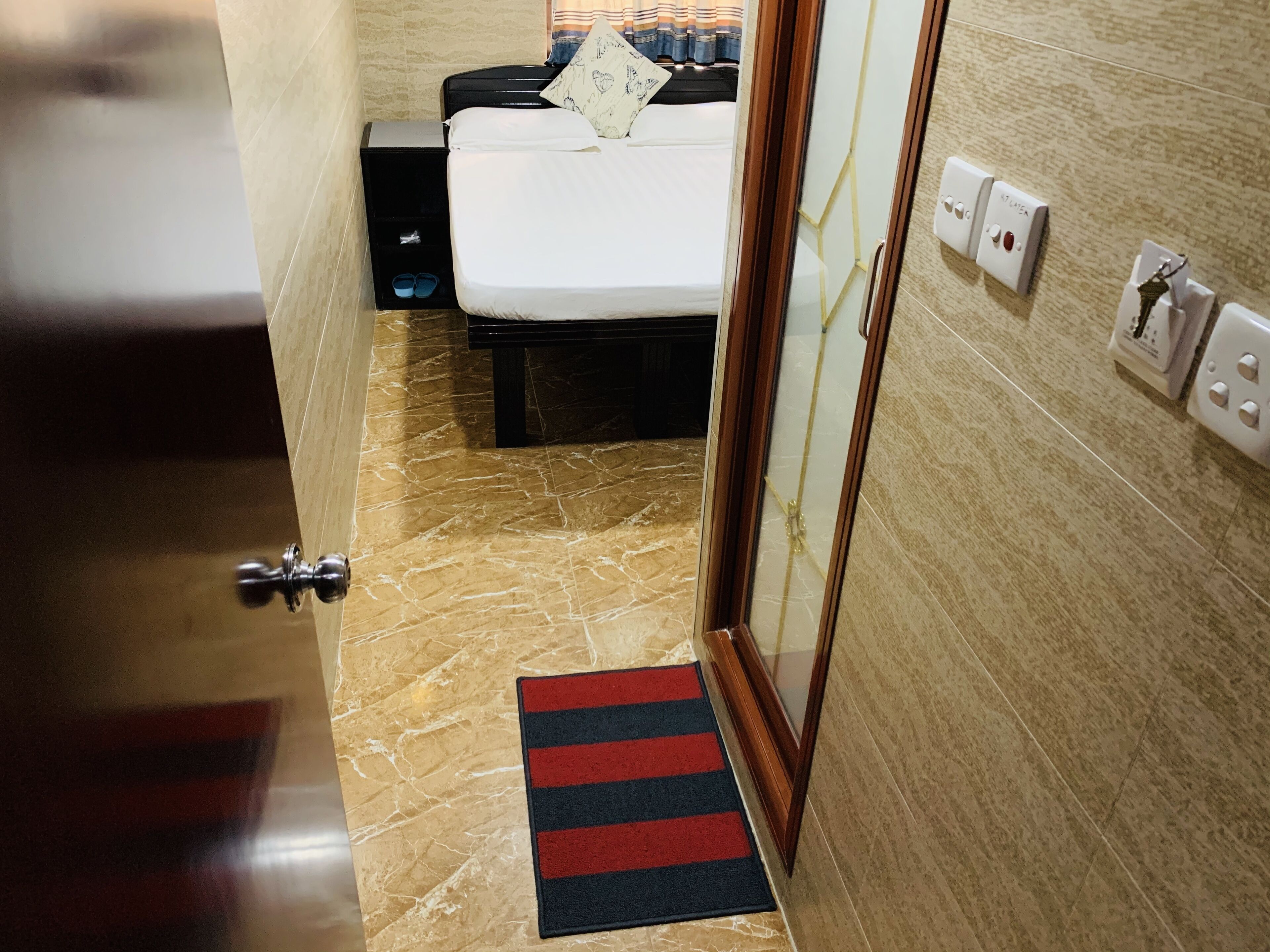 Double Room, Non Smoking | In-room safe, soundproofing, iron/ironing board, free WiFi