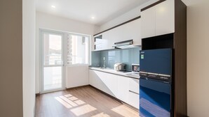 Una cocina moderna con un refrigerador empotrado, un microondas y una estufa.