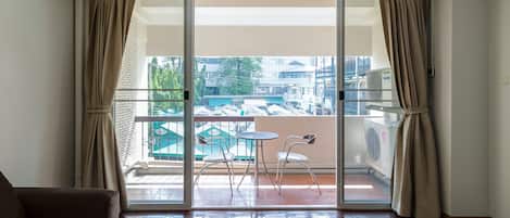 2 Bedrooms | Woonruimte | Een lcd-televisie