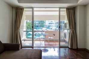 2 Bedrooms | Living area | LCD TV - Le Vanvarothai Saladaeng Residence (Bangkok)