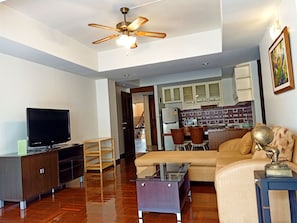 2 Bedrooms | Living area - Le Vanvarothai Saladaeng Residence (Bangkok)