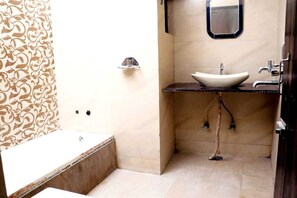 Suite ejecutiva (AC Room) | Baño | Bañera y toallas