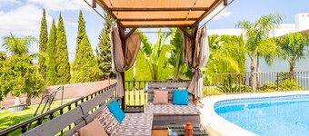 Cubo's Villa Esmeralda / private pool / garden / air conditioning / fireplace / free Wi-Fi