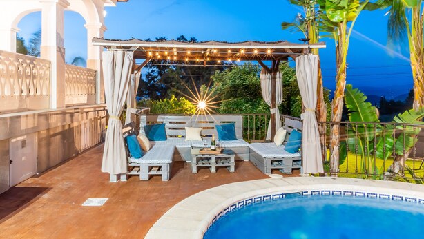 A poolside area with a covered seating area, a pool, and surrounding greenery. - Cubo's Villa Esmeralda / private pool / garden / air conditioning / fireplace / free Wi-Fi (Alhaurín el Grande)