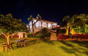 تناول الطعام بالخارج