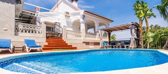 Cubo's Villa Esmeralda / private pool / garden / air conditioning / fireplace / free Wi-Fi
