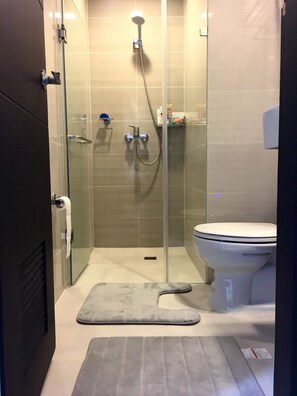 Comfort Condo, 1 King Bed, Non Smoking | Bathroom | Shower, free toiletries, slippers, bidet - Condo 101 Newport Boulevard (Pasay)
