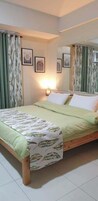 Muebles diferentes, wifi gratis y ropa de cama 