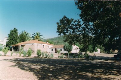 Full rental house located in the countryside, porch outside with barbecue