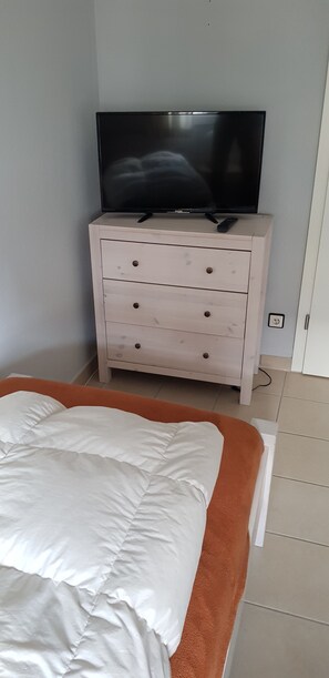 2 habitaciones, tabla de planchar con plancha, cuna de viaje y wifi 