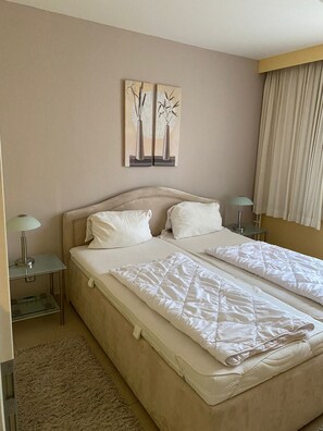 2 habitaciones, tabla de planchar con plancha, cuna de viaje y wifi 