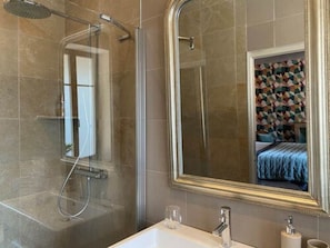 Chambre de l'Imprimeur | Bathroom | Shower, free toiletries, hair dryer, towels - Les Chambres de l'Imprimerie (Beaune)
