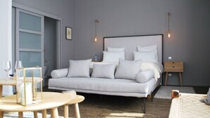 Design tweepersoonskamer | Een bureau, verduisterende gordijnen, gratis wifi