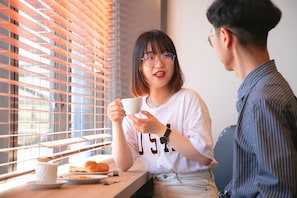 Tägliches Frühstücksbuffet gegen Gebühr