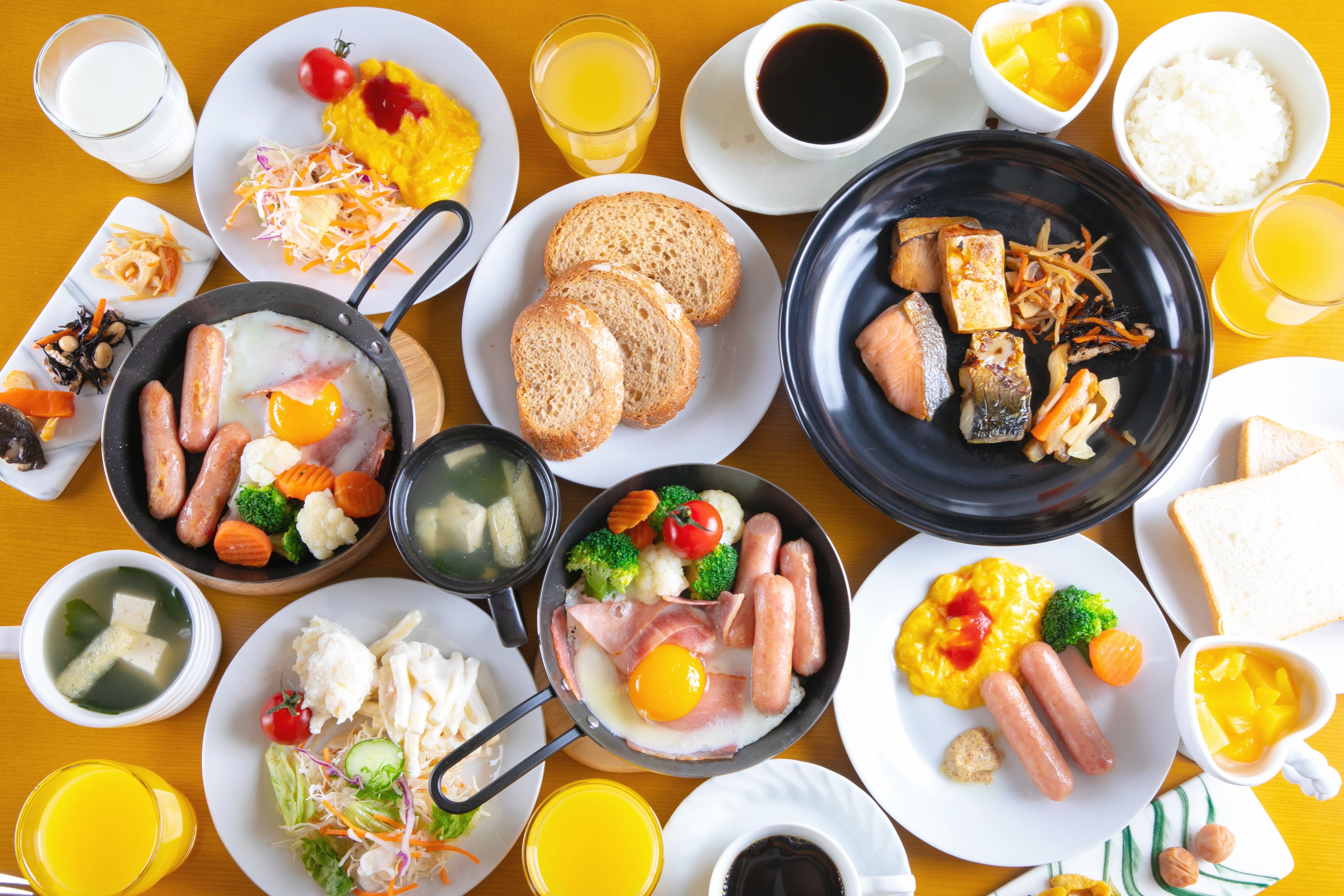 daily buffet breakfast for a fee