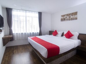 Quarto casal luxo, 1 cama King, para não fumantes | Escrivaninha, roupa de cama