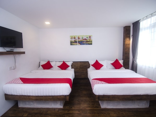 Desk, bed sheets - OYO 836 Mandurah Room & Cafe (Kuching)