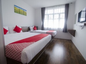 Suíte superior, várias camas, para não fumantes | Escrivaninha, roupa de cama