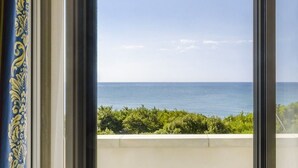 A view of the sea through a window with curtains. - Hotel Dei Bizantini (Manduria)