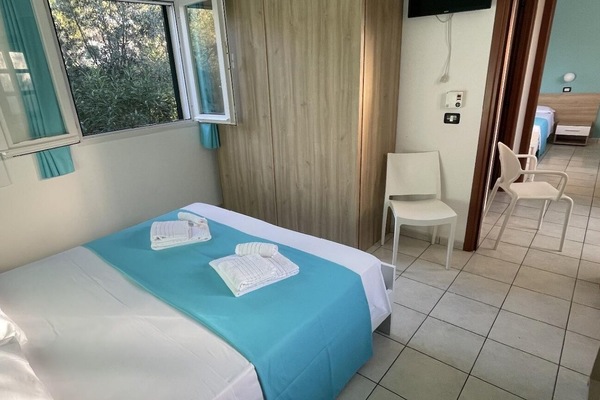 Muebles diferentes, cortinas blackout, wifi gratis y ropa de cama