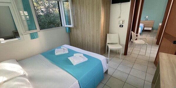 Muebles diferentes, cortinas blackout, wifi gratis y ropa de cama 