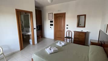 Kahden hengen huone (yksi tai kaksi sänkyä) | 1 makuuhuone, yksilöllisesti kalustettu, pimennysverhot, ilmainen Wi-Fi