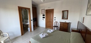 Kamer, 1 twee- of 2 eenpersoonsbedden | 1 slaapkamer, individueel gemeubileerd, verduisterende gordijnen
