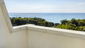 A balcony with a view of the sea and greenery. - Hotel Dei Bizantini (Manduria)
