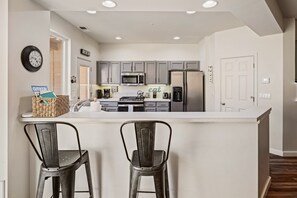 ثلاجة، ميكروويف، فرن، موقد طهي مسطح