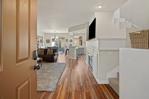 Old Mill Magic - Hot Tub, A/C, Modern & Updated, Nestled Between Old Mill & Downtown