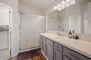 Shower, hair dryer, towels - Old Mill Magic - Hot Tub, A/C, Modern & Updated, Nestled Between Old Mill & Downtown (Bend)