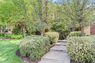 Hot Tub, A/C, Modern & Updated, Nestled between Old Mill & Downtown