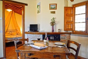 Apartment, 1 Bedroom (Allodola) | In-room dining - Agriturismo Lodolazzo (Castiglion Fiorentino)