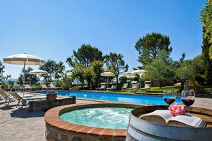 Una piscina al aire libre de temporada