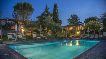 Piscine extérieure (ouverte en saison)