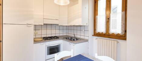 Réfrigérateur, four, plaque de cuisson, cafetière/bouilloire