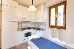 Kühlschrank, Ofen, Herdplatte, Wasserkocher mit Kaffee-/Teezubehör