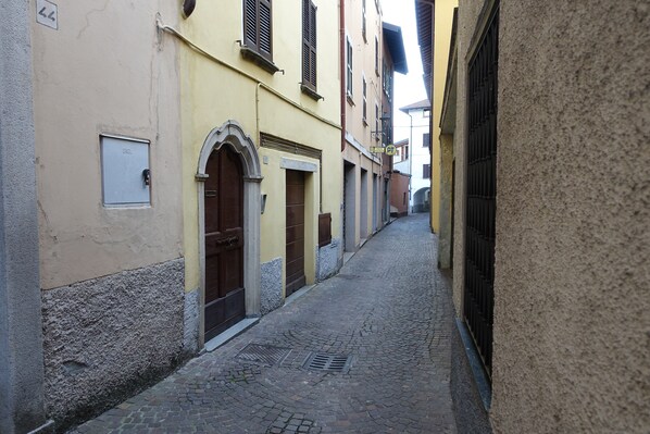 Property grounds - Typical Italian, two-story apartment in the historic center (Domaso, Como)