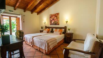 Didekorasi berbeda-beda, meja kerja, dan tempat tidur bayi gratis