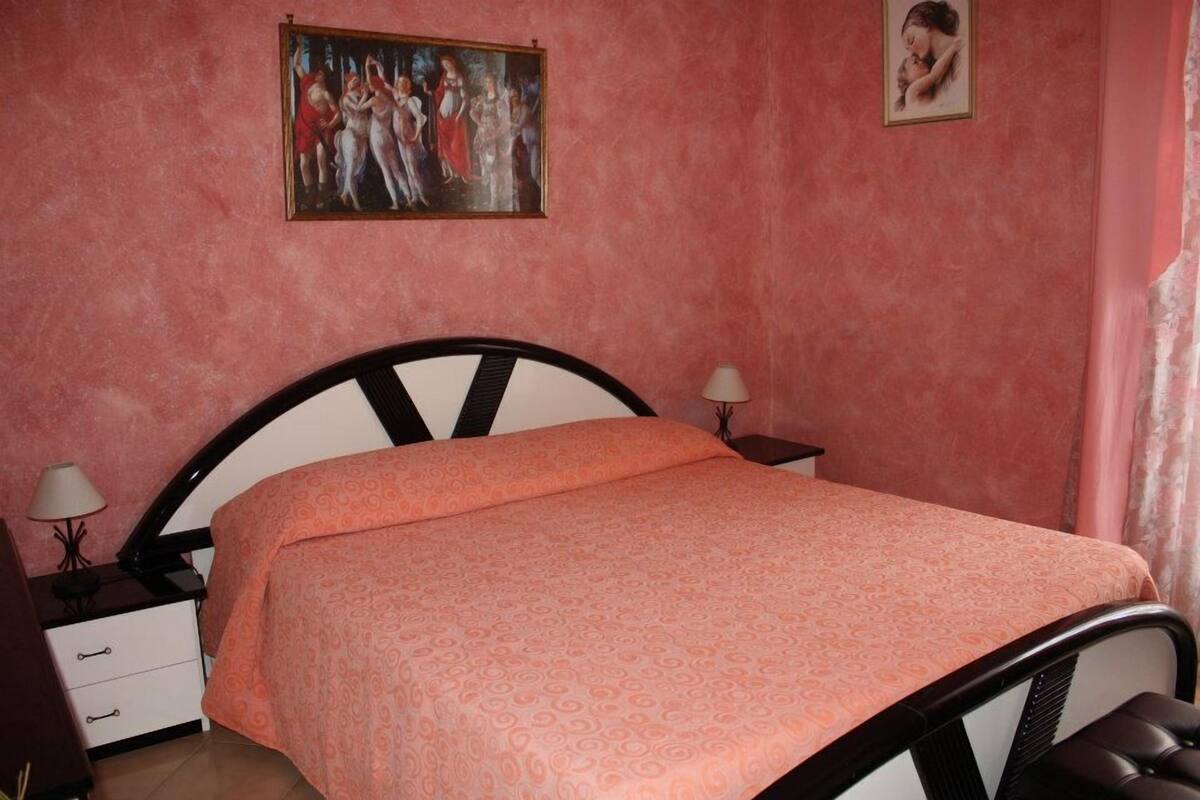 Desk, free cots/infant beds, free WiFi, bed sheets
