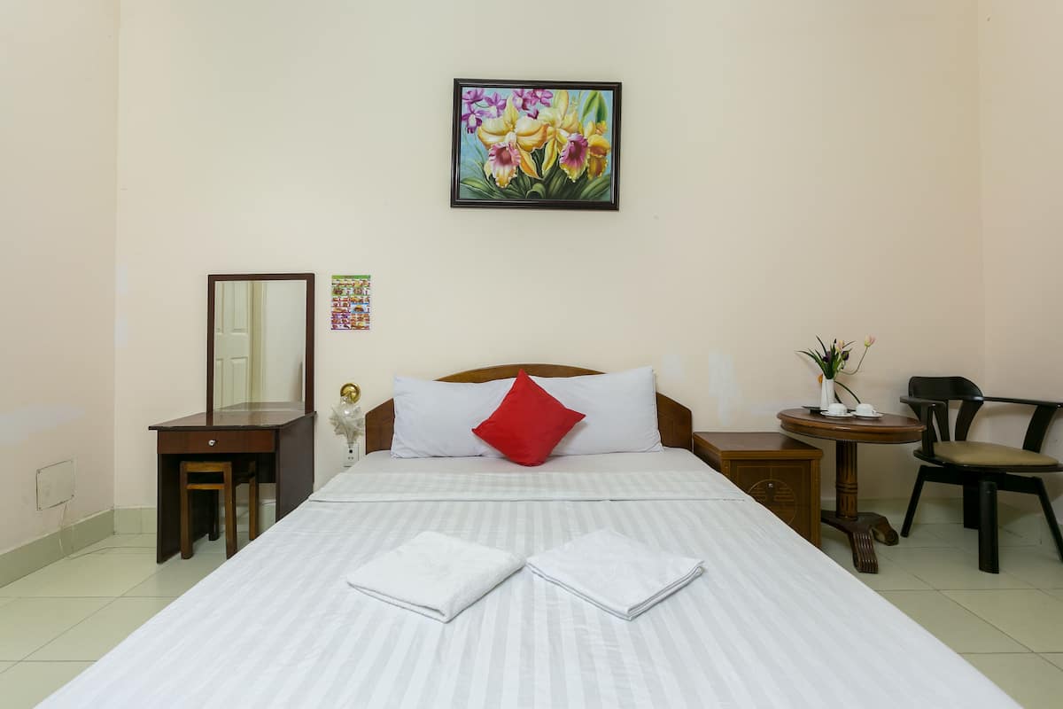 Standard Double Room | Minibar, desk, soundproofing, iron/ironing board