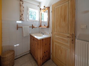 Combined shower/bathtub, hair dryer, towels, soap