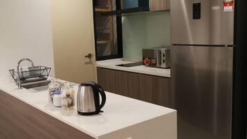 Apartamento, 2 quartos (2 Bedrooms (Sweet home)) | Cozinha americana privada | Geladeira, micro-ondas, cafeteira/chaleira, chaleira elétrica
