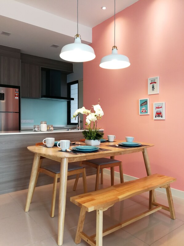 2 Bedrooms (Modern & Cozy) | In-room dining