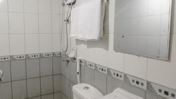 Family Studio Suite | Bathroom | Shower, rainfall showerhead, free toiletries, bidet