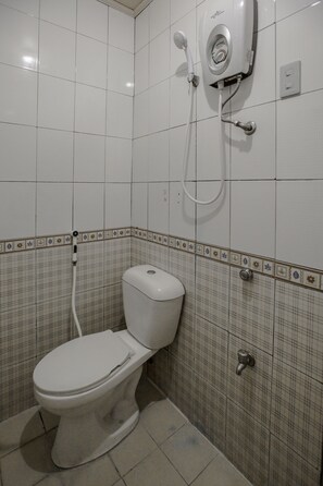 Standard Double Room | Bathroom | Shower, rainfall showerhead, free toiletries, bidet